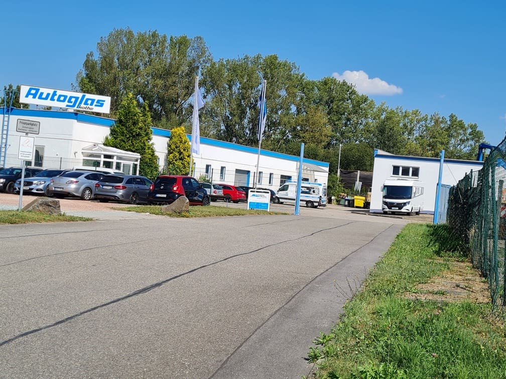 Gewerbestandort Blankenburger Tor mit Autoglas-Service, Parkplatz und Gewerbegebäuden